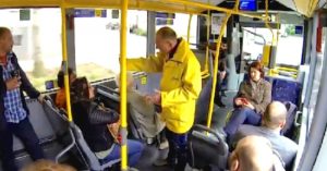 Μια τυφλή νεαρή γυναίκα έπαιρνε καθημερινά το ίδιο λεωφορείο, «έμεινε» όμως όταν ο οδηγός της είπε…