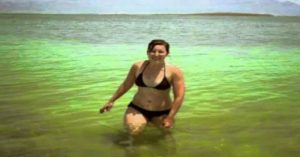 ΜΟΝΑΔΙΚΟ! Κοπέλα Κολυμπάει Στη Νεκρά Θάλασσα Και… Δείτε Τι Γίνεται!