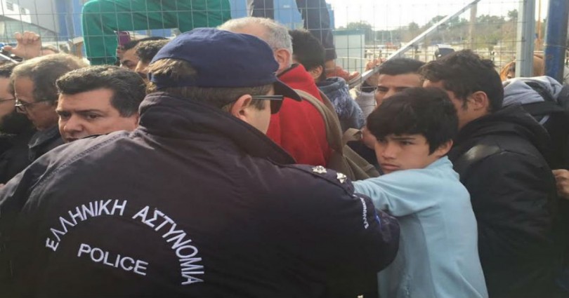 ΣΟΚ: Αστυνομικός χτυπά προσφυγόπουλο στο Ελληνικό (video)