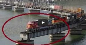 Εικόνες απόλυτης καταστροφής: Δυστυχήματα με τρένα που κόβουν την ανάσα [Βίντεο]