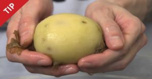 Πώς να ξεφλουδίσετε μία πατάτα σε 1 δευτερόλεπτο, χρησιμοποιώντας τα γυμvά χέρια σας [βίντεο]