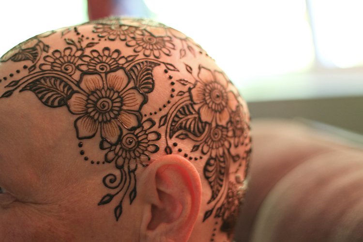 Ζωγραφίζει υπέροχα Τατουάζ Χένας σε Γυναίκες με Καρκίνο για να τις Βοηθήσει να Ανακτήσουν την Χαμένη τους Αυτοπεποίθηση!