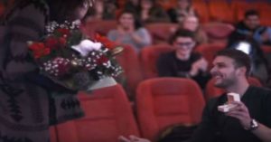Θεσσαλονίκη: Της έκανε πρόταση γάμου στο σινεμά! Δείτε το συγκινητικό βίντεο