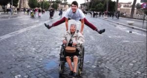 Πήγε την 83χρονη γιαγιά του ταξίδι στην Ρώμη που δεν είχε ταξιδέψει εκτός Ελλάδας για μισό αιώνα.