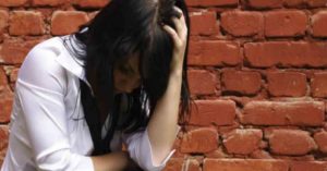 Τα 5 στάδια της θλίψης που περνάμε όλοι σε μια δύσκολη στιγμή