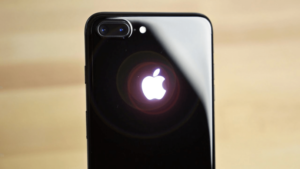 Απίστευτο Κόλπο! Δείτε ΠΩΣ θα κάνετε το σήμα της Apple στο iPhone σας να Ανάβει στο Σκοτάδι!